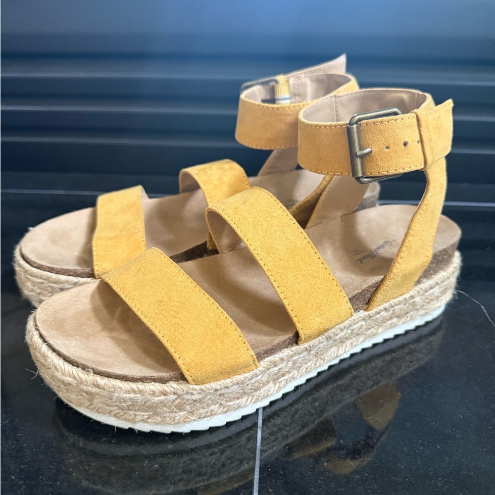 Universal Thread Yellow Espadrille Sandals women’s size 6.5